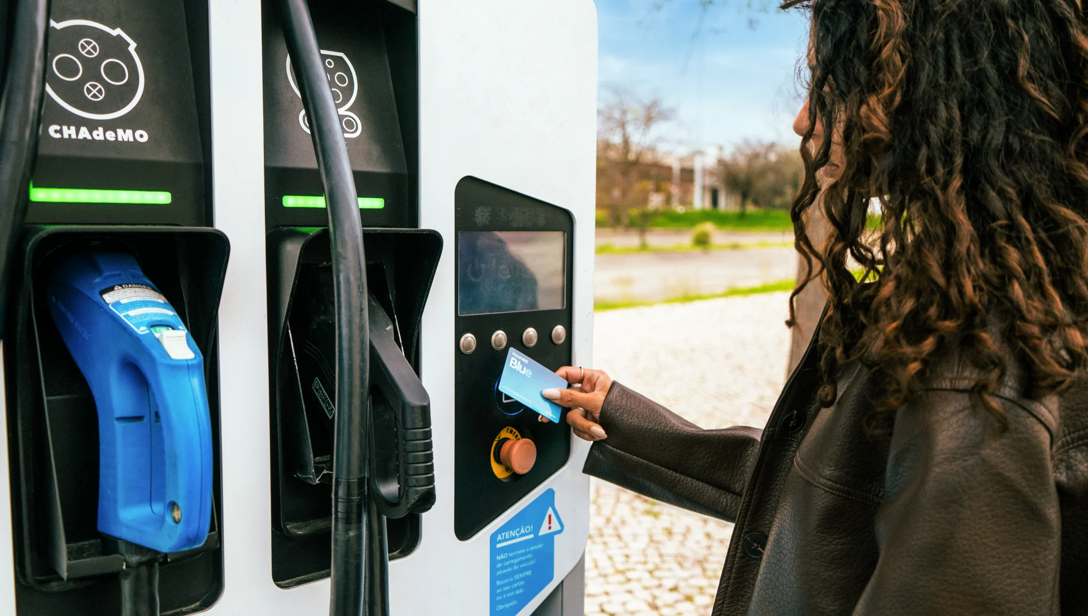 pessoa a pagar carregamento carregamento do carro elétrico