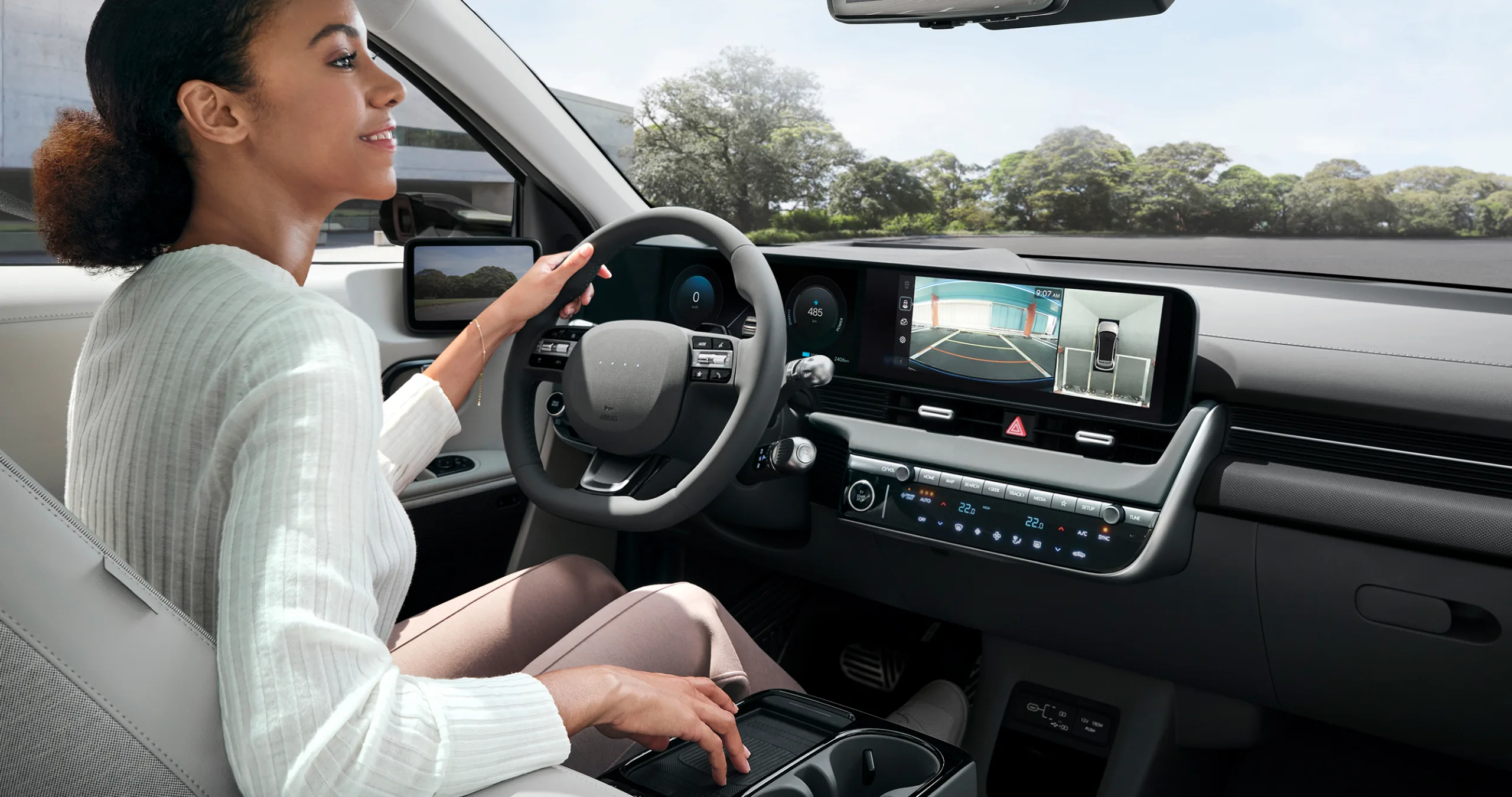 mulher no interior de um carro elétrico da Hyundai