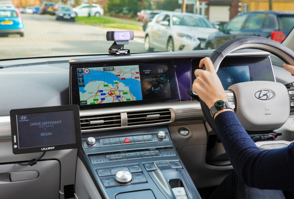 Interior de um hyundai. esclareça mitos de carros elétricos