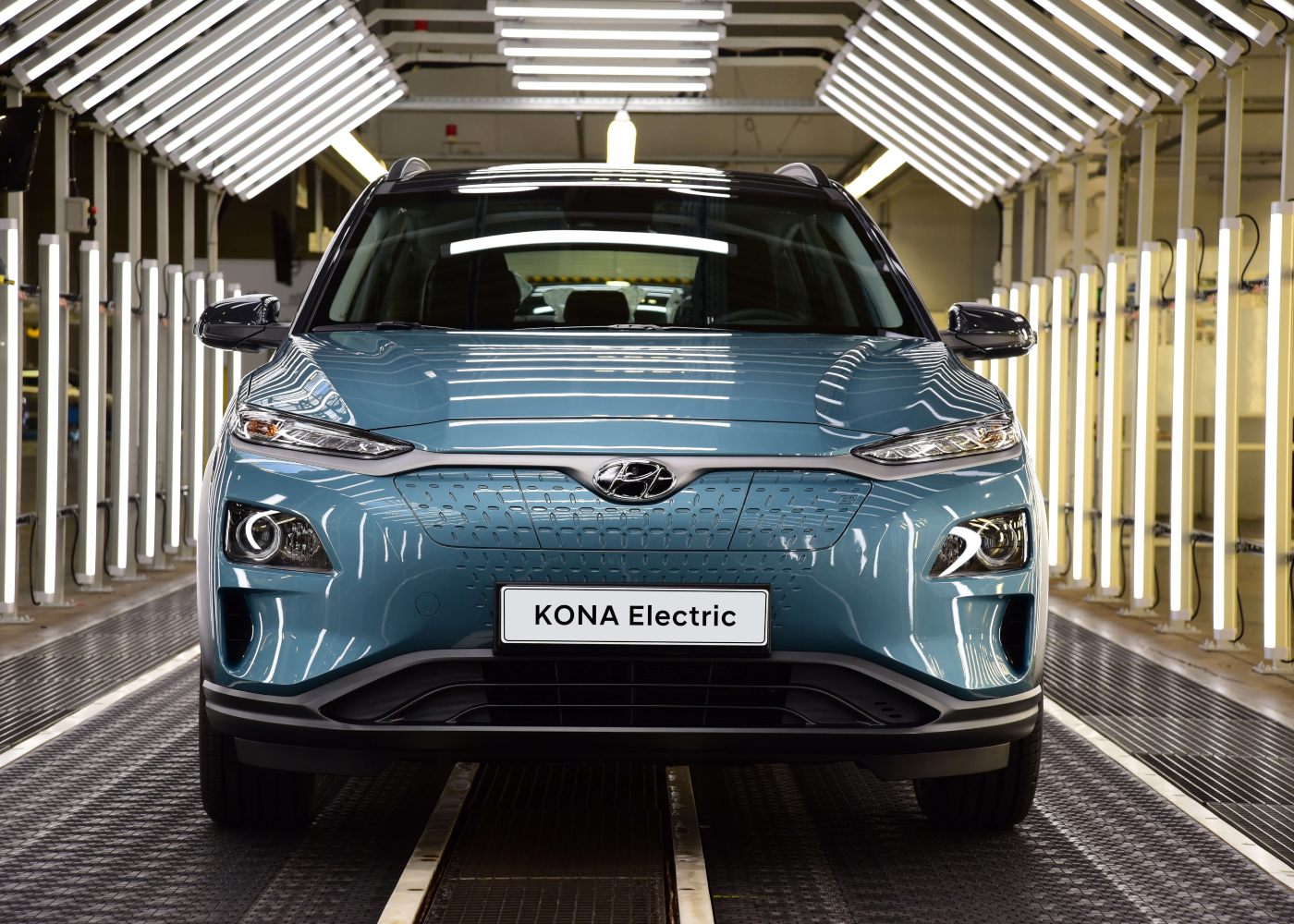 carros elétrico em manutenção