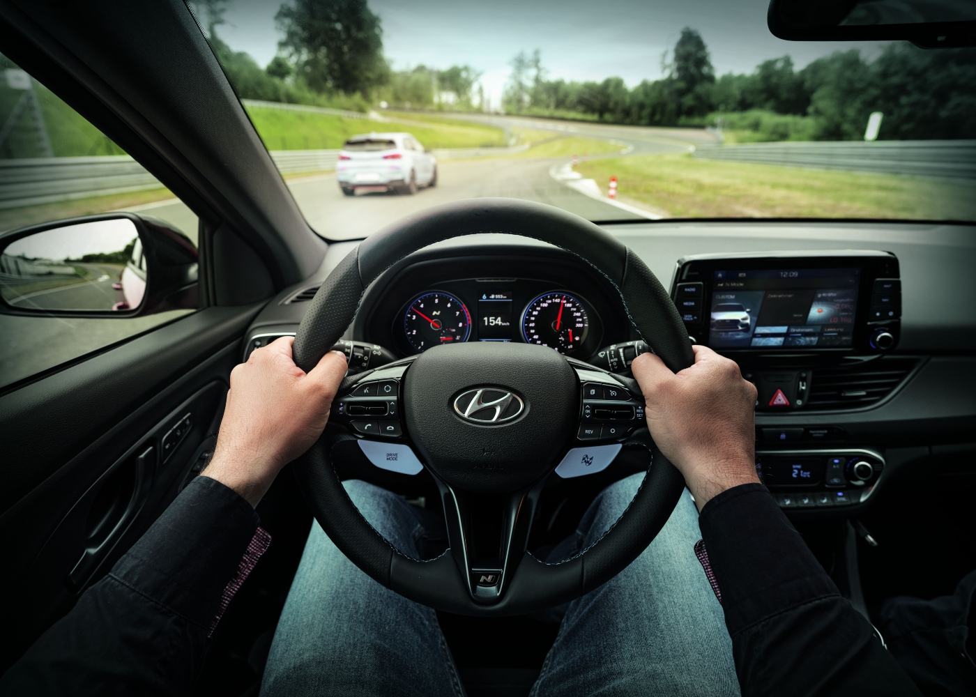 pessoa no interior de um veículo a testar autonomia dos carros elétricos