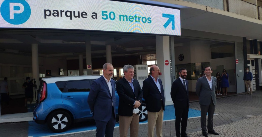Pessoas presentes na inauguração da estação de carregamento de carros elétricos