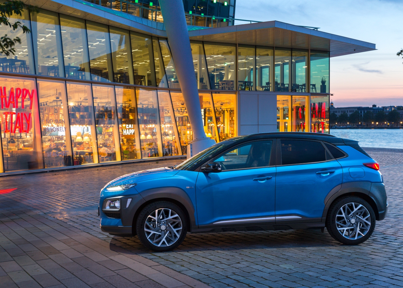 carro híbrido parado a mostrar que a mobilidade elétrica se adequa a estilo de vida