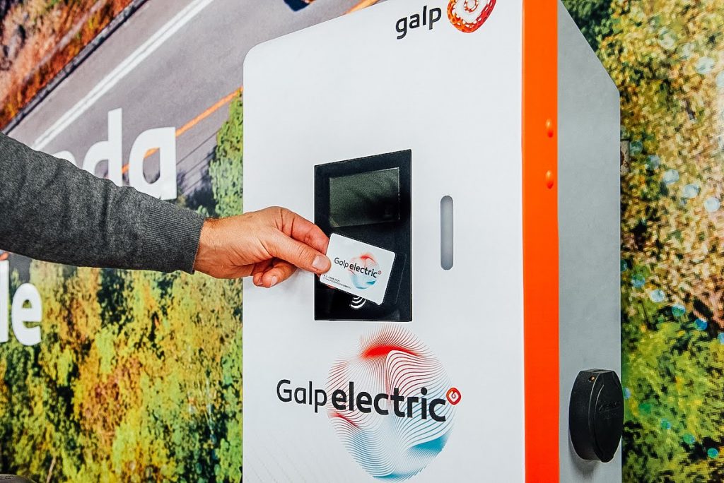 cartão carregamento carros elétricos - Cartão Galp a ser usado em posto de carregamento