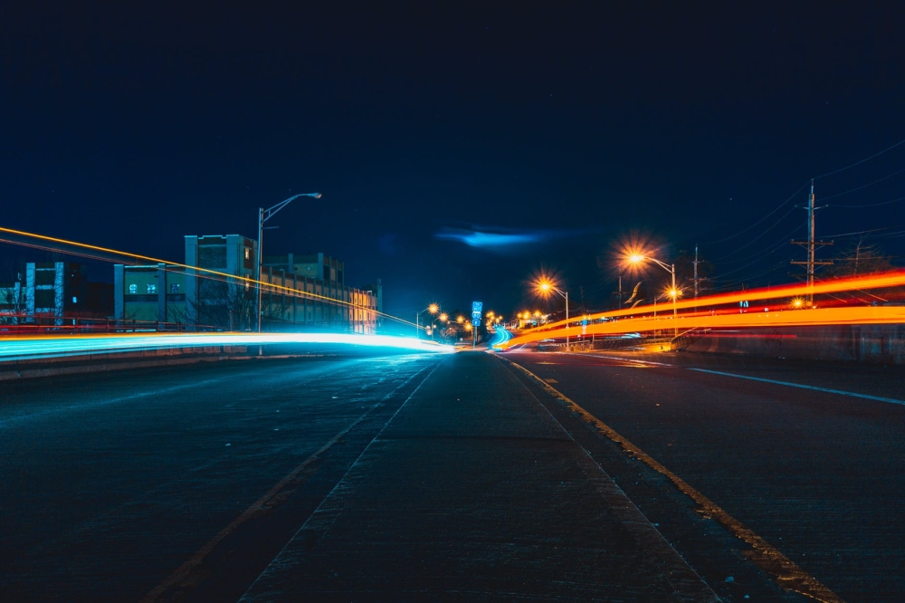 Estrada durante a noite 
