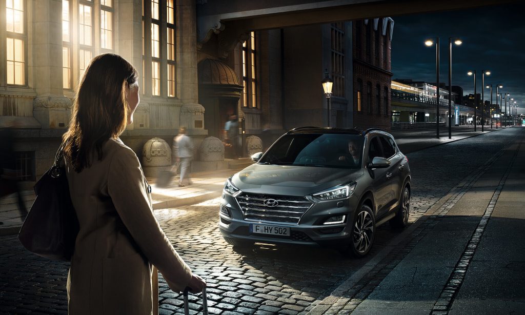 suv híbrido tucson da hyundai estacionado na rua