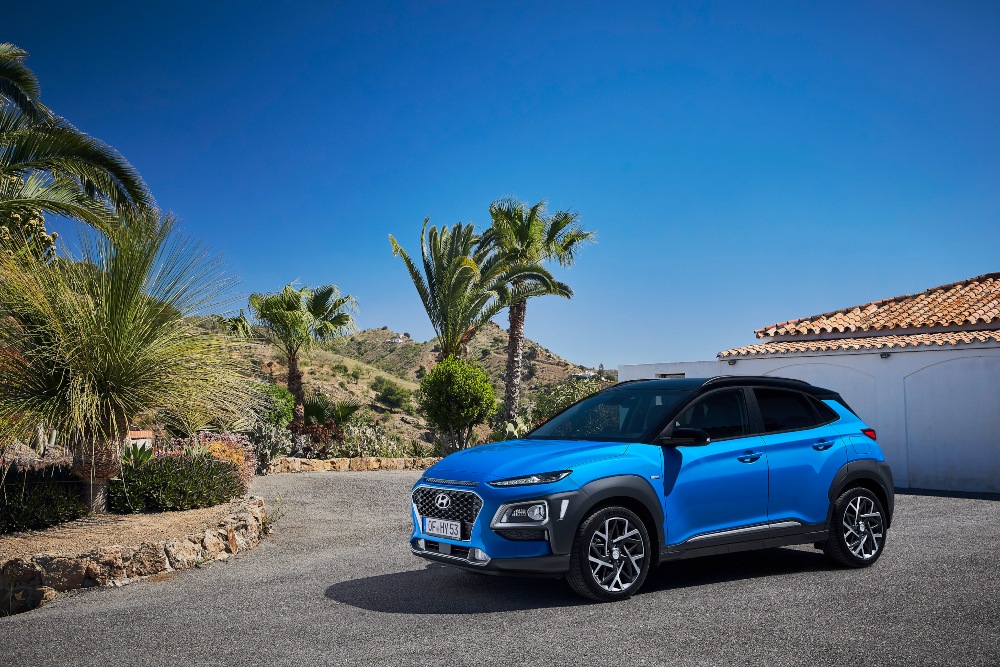 Carro Hyundai azul estacionado