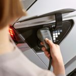 Mulher a carregar IONIQ 5