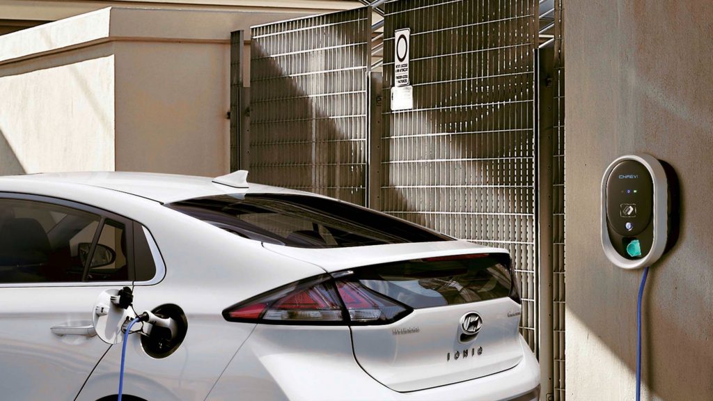 IONIQ branco a carregar