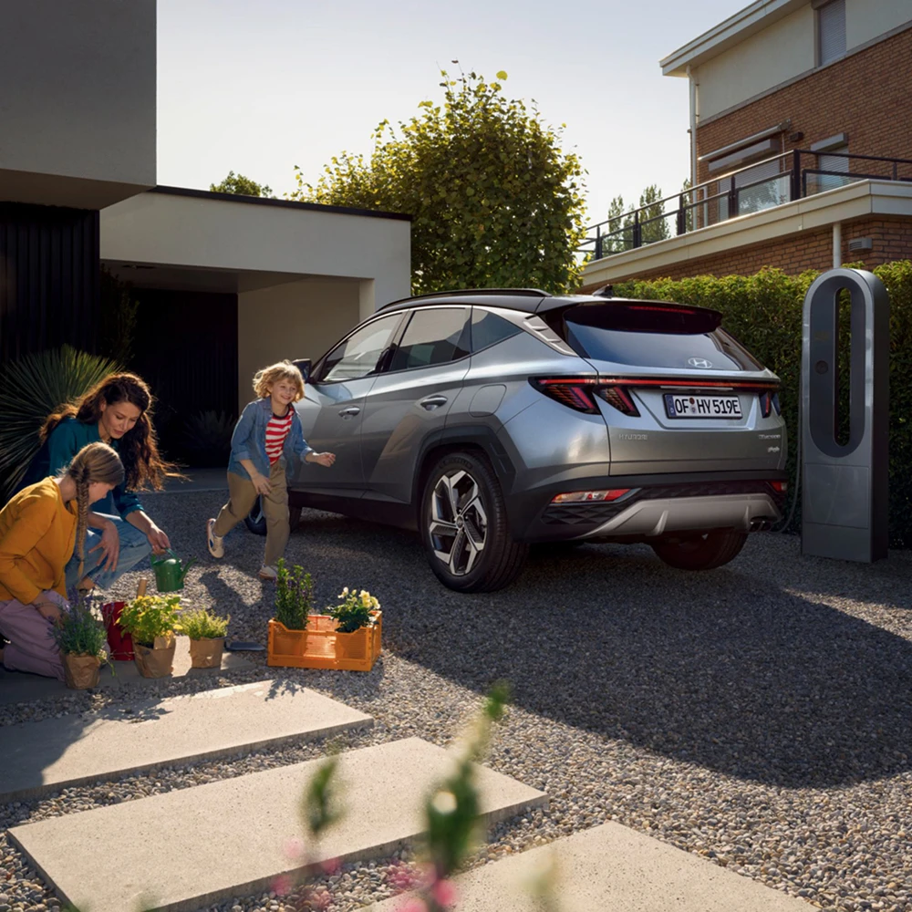 Hyundai estacionado em casa em ambiente familiar