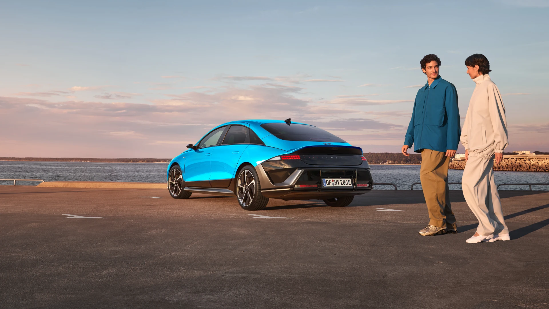 casal a passear perto do carro