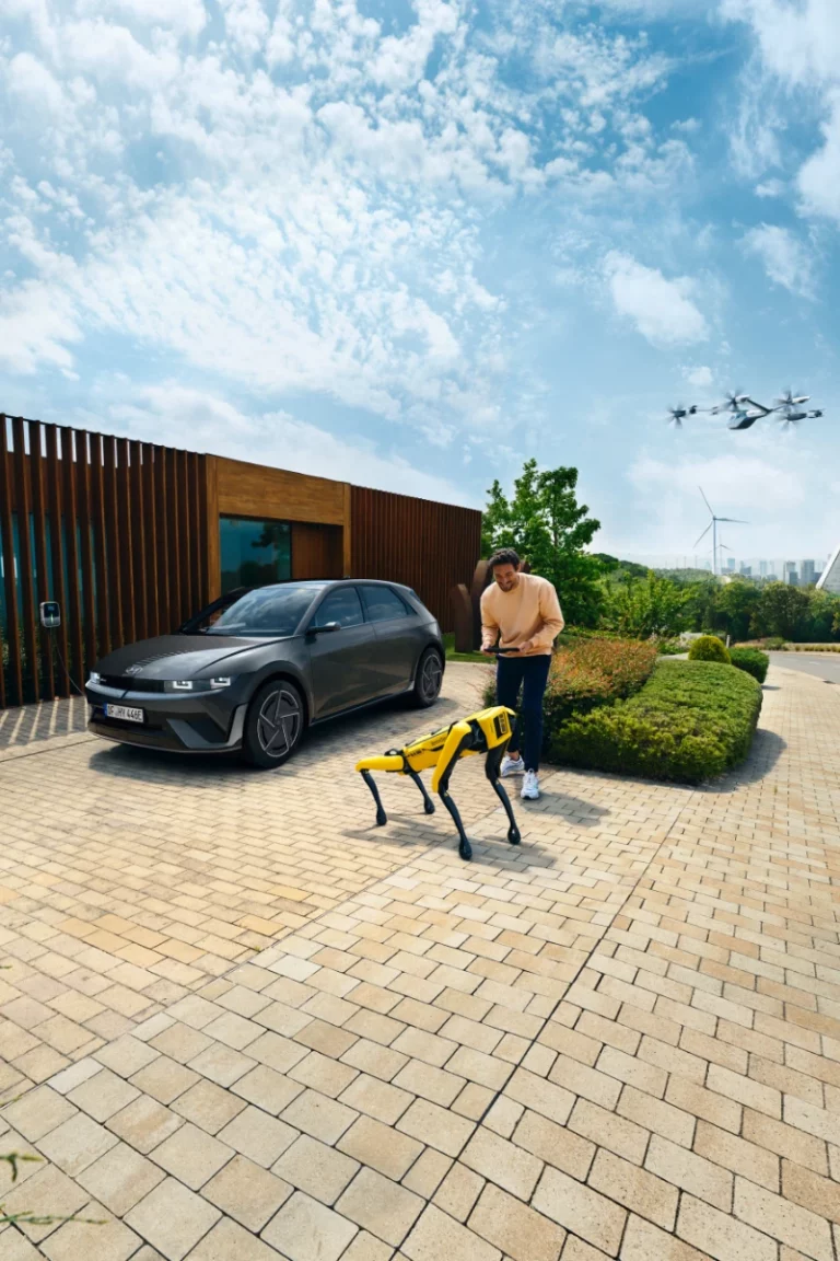 Pessoa robô e um Hyundai